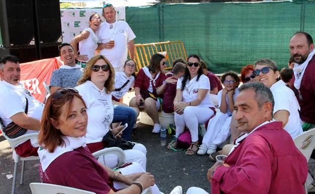 Un descanso entre peñistas para tomar fuerzas y seguir adelante. 