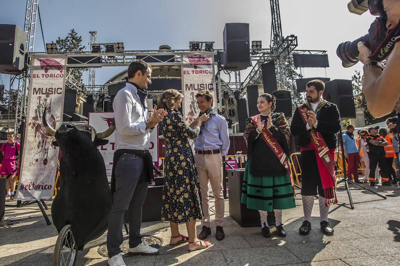 Jugando a los toros con Diego Urdiales en El Espolón. El torero riojano deleitó a los niños y les enseñó las nociones básicas a la hora de agarrar muleta y capote para deleite de los pequeños aficionados.