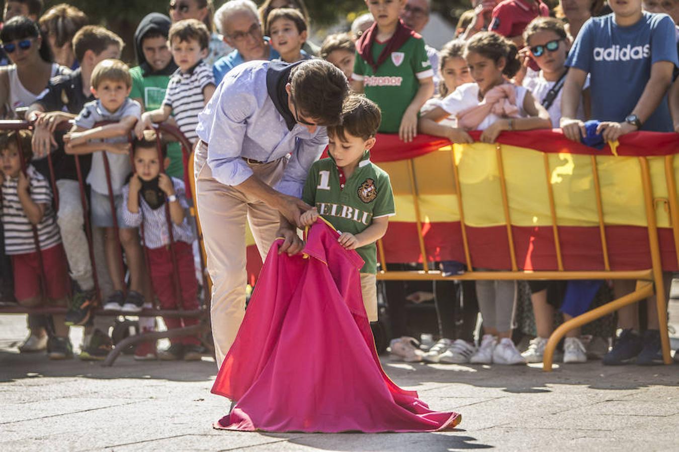 Jugando a los toros con Diego Urdiales en El Espolón. El torero riojano deleitó a los niños y les enseñó las nociones básicas a la hora de agarrar muleta y capote para deleite de los pequeños aficionados.