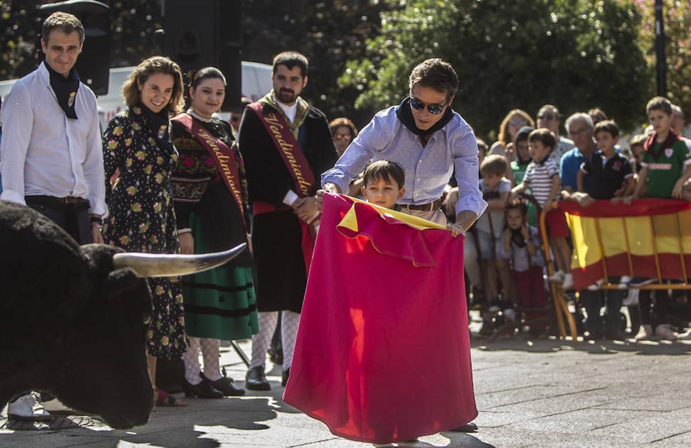 Jugando a los toros con Diego Urdiales en El Espolón. El torero riojano deleitó a los niños y les enseñó las nociones básicas a la hora de agarrar muleta y capote para deleite de los pequeños aficionados.