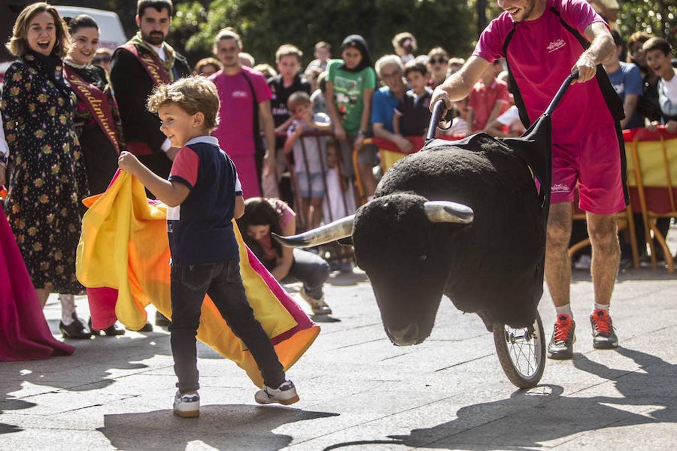 Jugando a los toros con Diego Urdiales en El Espolón. El torero riojano deleitó a los niños y les enseñó las nociones básicas a la hora de agarrar muleta y capote para deleite de los pequeños aficionados.