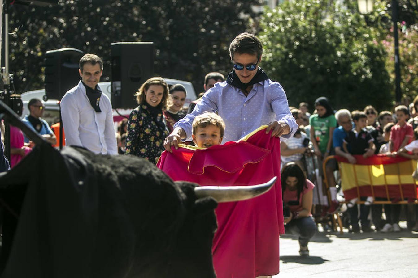 Jugando a los toros con Diego Urdiales en El Espolón. El torero riojano deleitó a los niños y les enseñó las nociones básicas a la hora de agarrar muleta y capote para deleite de los pequeños aficionados.