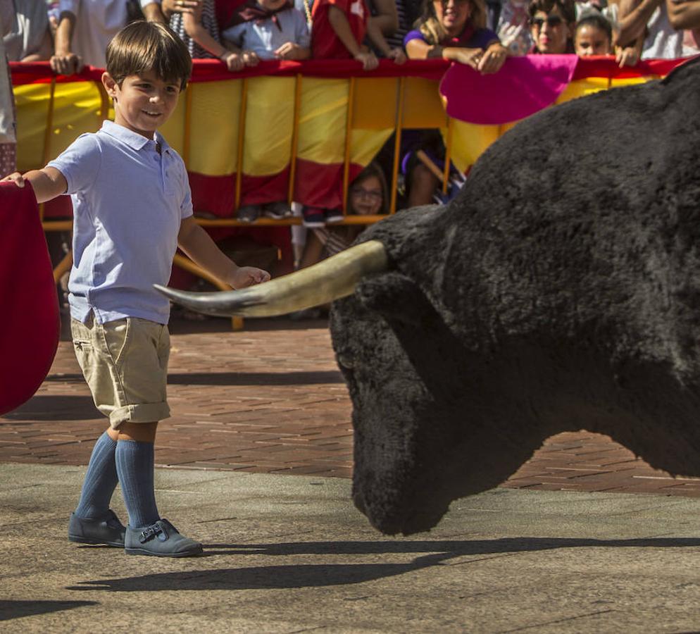 Jugando a los toros con Diego Urdiales en El Espolón. El torero riojano deleitó a los niños y les enseñó las nociones básicas a la hora de agarrar muleta y capote para deleite de los pequeños aficionados.