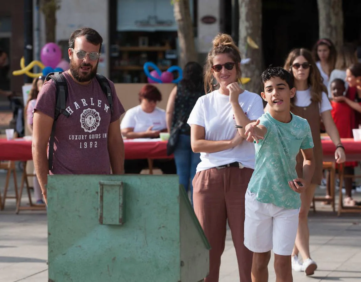 Entretenida y diferente manera de pasar el rato con juegos de los abuelos con juguetes sin chip, pero con mucho de contacto personal y de socialización y de coordinación y de habilidad y de puntería y de respeto al contrincante...