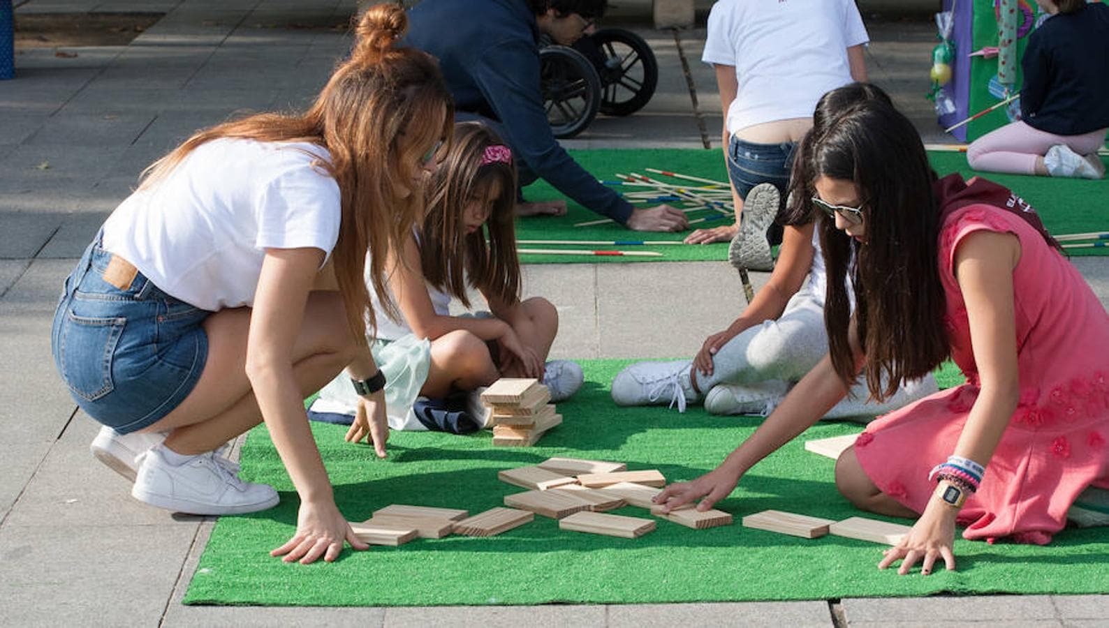 Entretenida y diferente manera de pasar el rato con juegos de los abuelos con juguetes sin chip, pero con mucho de contacto personal y de socialización y de coordinación y de habilidad y de puntería y de respeto al contrincante...