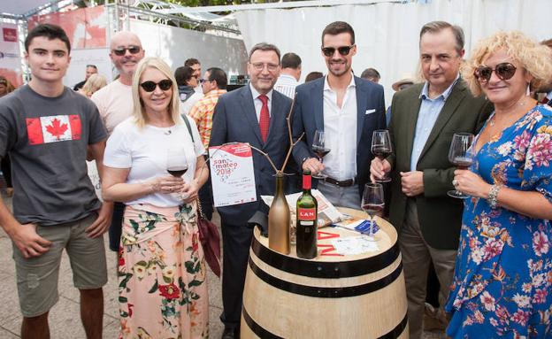 Invitados y patrocinadores brindan en la terraza de Diario LA RIOJA en El Espolón. 