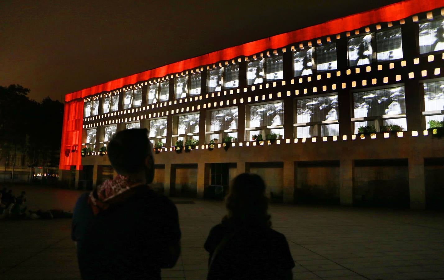 Dibujos, banderas, mensajes... se proyectaron ante la atenta mirada de numeroso público
