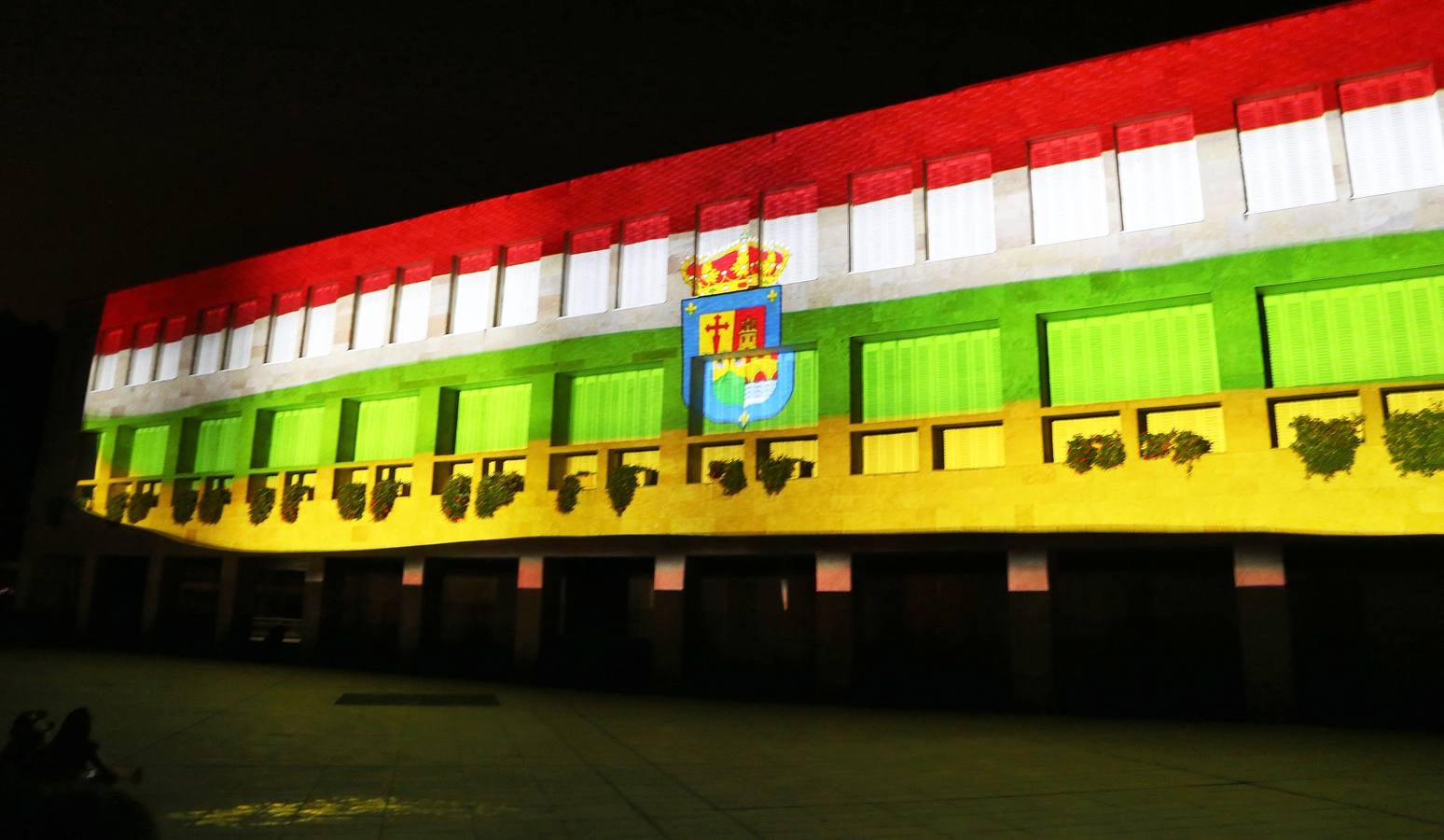 Dibujos, banderas, mensajes... se proyectaron ante la atenta mirada de numeroso público