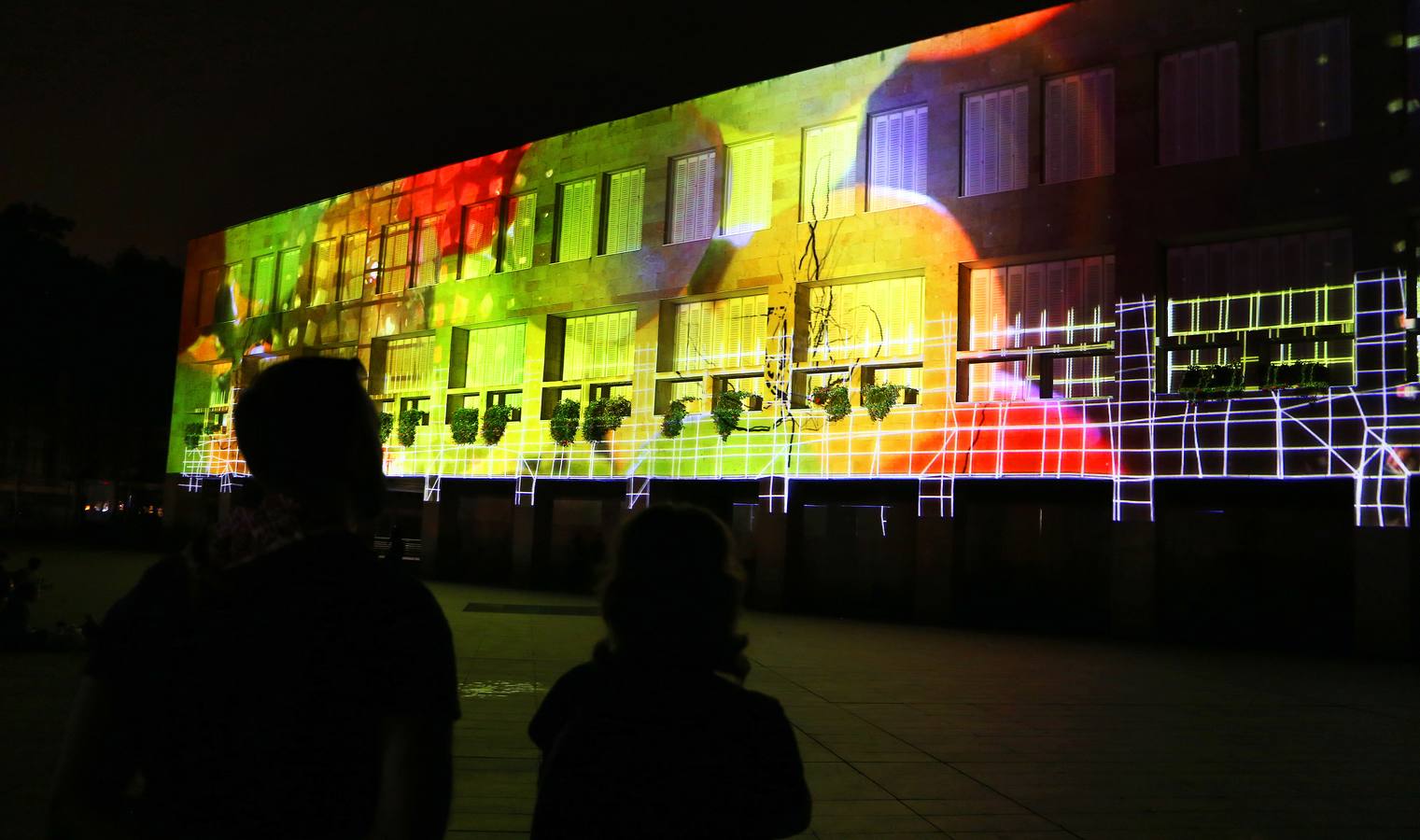 Dibujos, banderas, mensajes... se proyectaron ante la atenta mirada de numeroso público