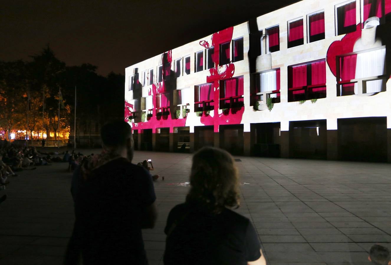 Dibujos, banderas, mensajes... se proyectaron ante la atenta mirada de numeroso público