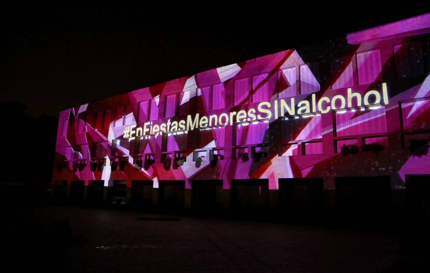 Dibujos, banderas, mensajes... se proyectaron ante la atenta mirada de numeroso público