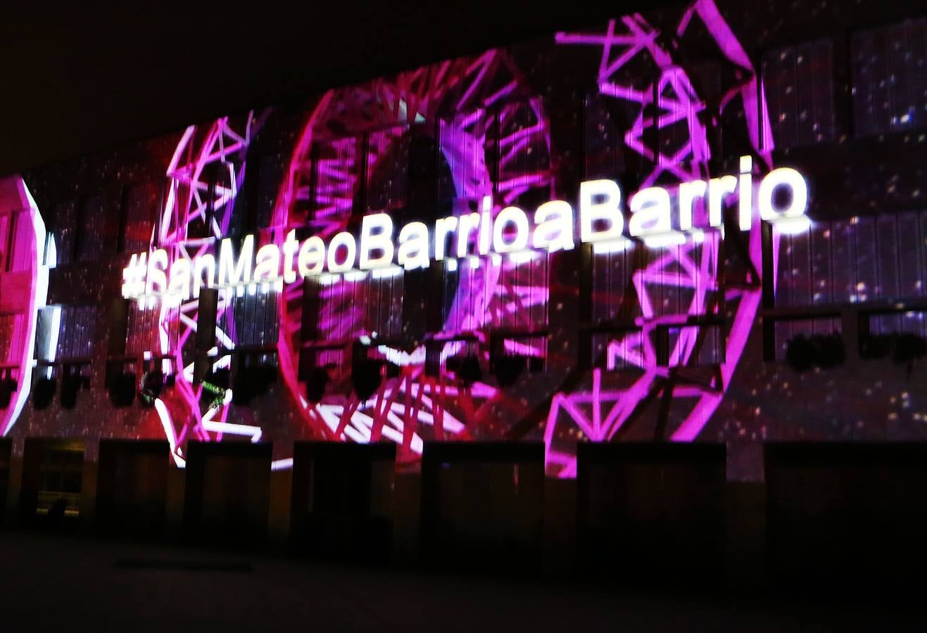 Dibujos, banderas, mensajes... se proyectaron ante la atenta mirada de numeroso público