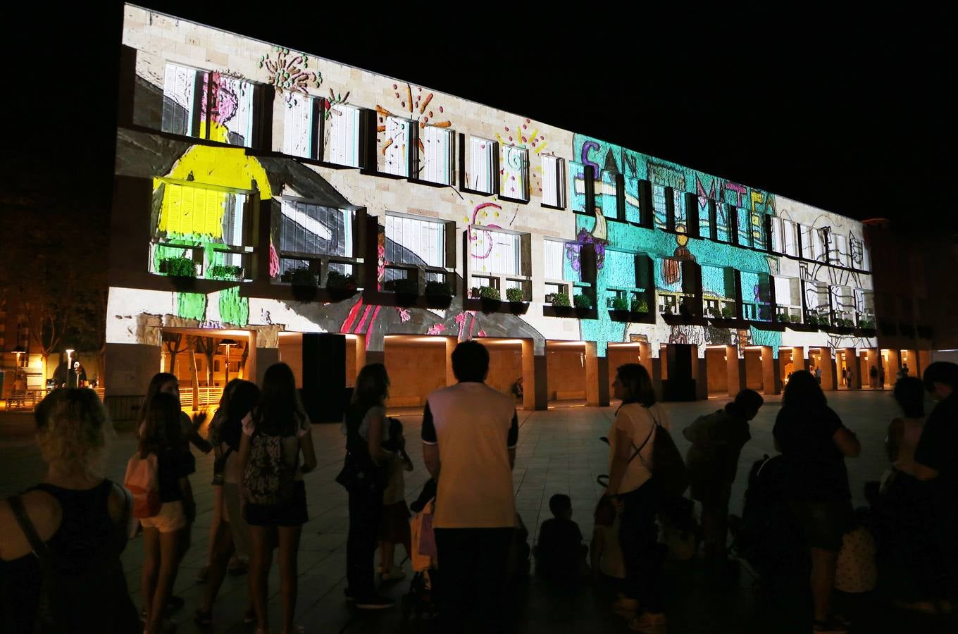 Dibujos, banderas, mensajes... se proyectaron ante la atenta mirada de numeroso público