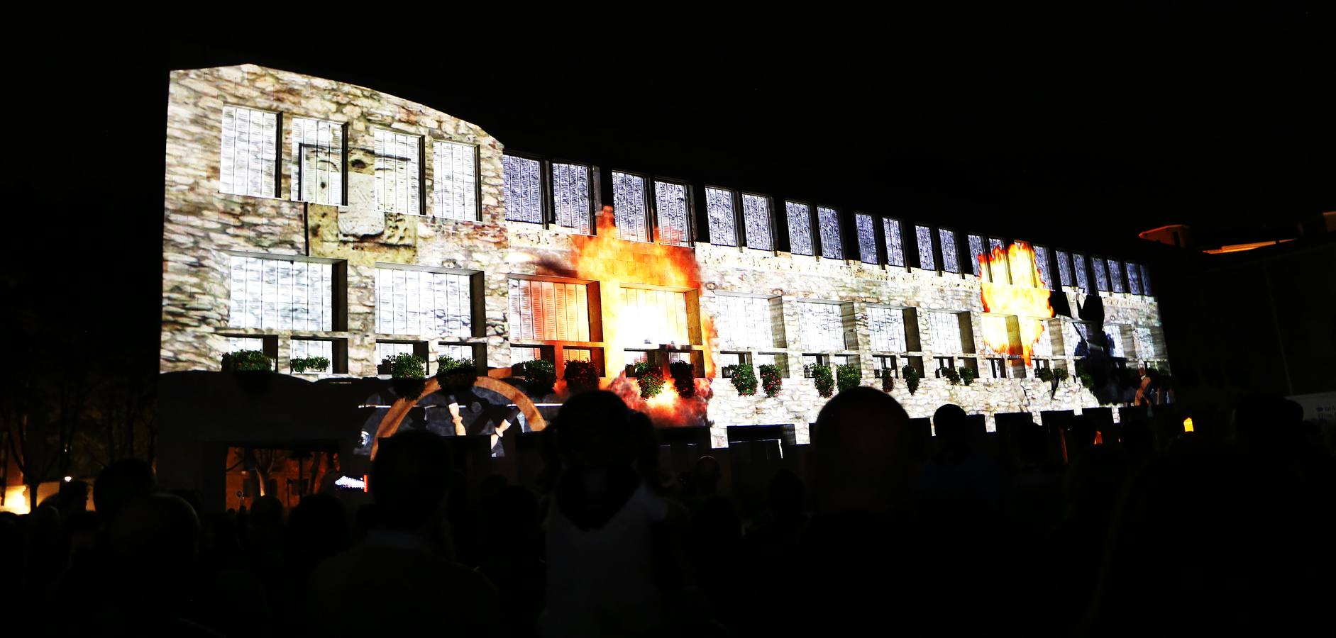 Dibujos, banderas, mensajes... se proyectaron ante la atenta mirada de numeroso público