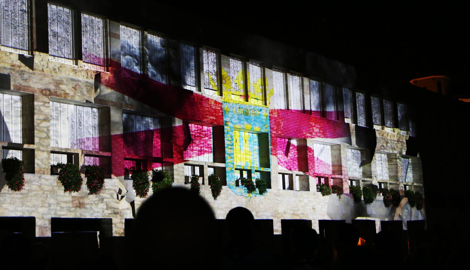 Dibujos, banderas, mensajes... se proyectaron ante la atenta mirada de numeroso público