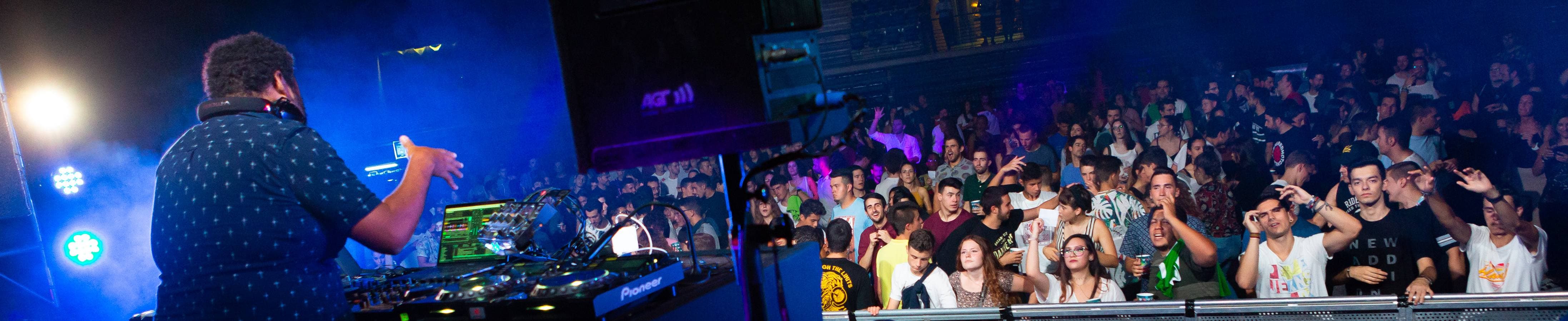 El Palacio de los Deportes de La Rioja acoge el Rioja Electronic Music Festival con un millar de asistentes