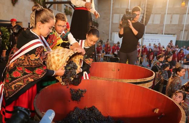 Los niños llenan los tinancos con las primeras uvas del año. :: s.t.