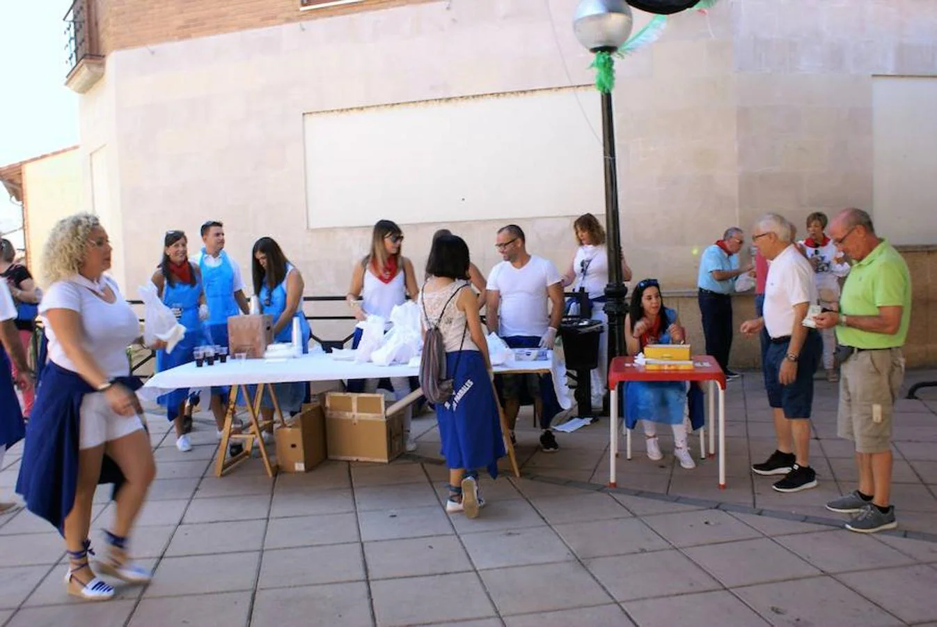 Baños de Río Tobía también celebra San Mateo. El fogonazo y el estruendo final del cohete ha resonado en el cielo de la localidad chacinera, donde la fiesta no ha hecho más que empezar. ¡A disfrutar!