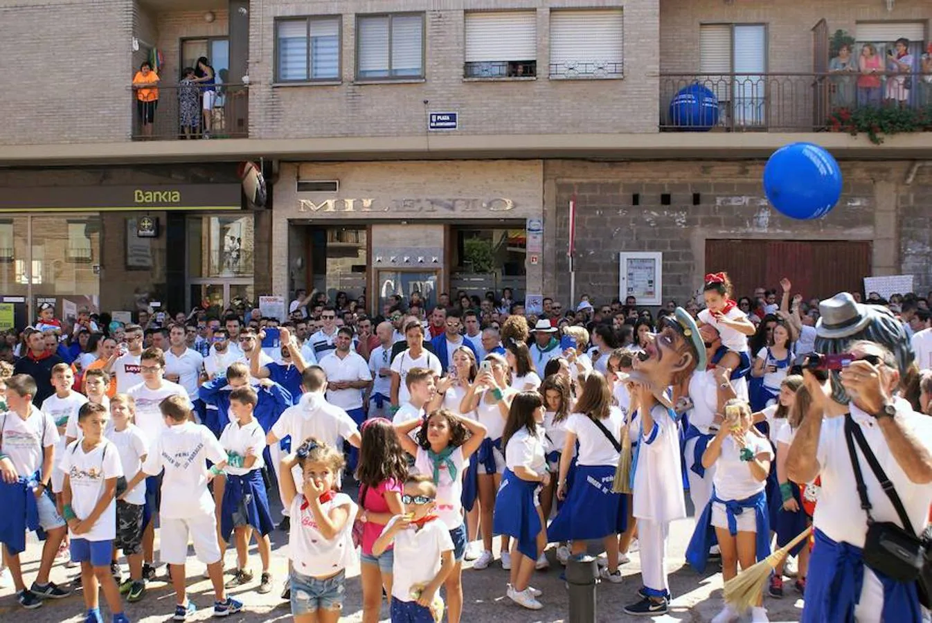 Baños de Río Tobía también celebra San Mateo. El fogonazo y el estruendo final del cohete ha resonado en el cielo de la localidad chacinera, donde la fiesta no ha hecho más que empezar. ¡A disfrutar!