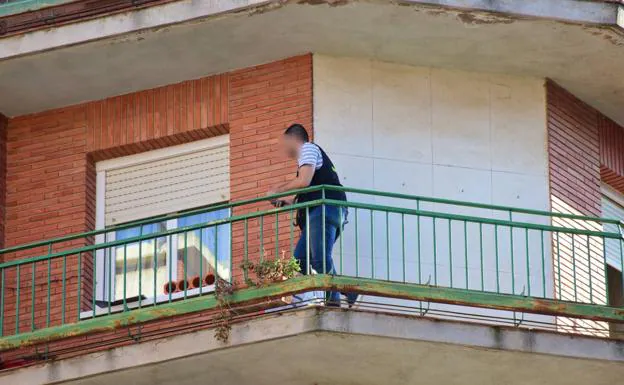 Un agente trabaja en la terraza donde se produjo el suceso. 