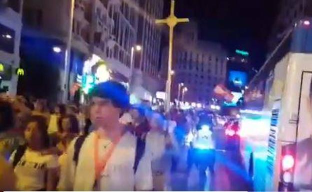 Captura de vídeo que muestra a la comitiva atravesando la Gran Vía.