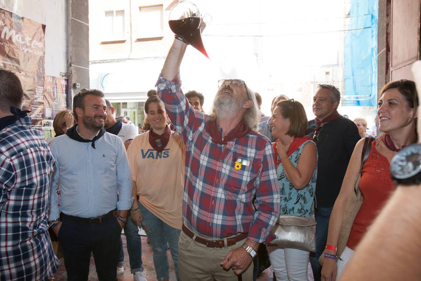 Representantes municipales acompañados por los vendimiadores han acudido esta mañana a saludar a los chamizos de las peñas. No han desaprovechado la oportunidad de echar un trago y exhibir destreza con el porrón.