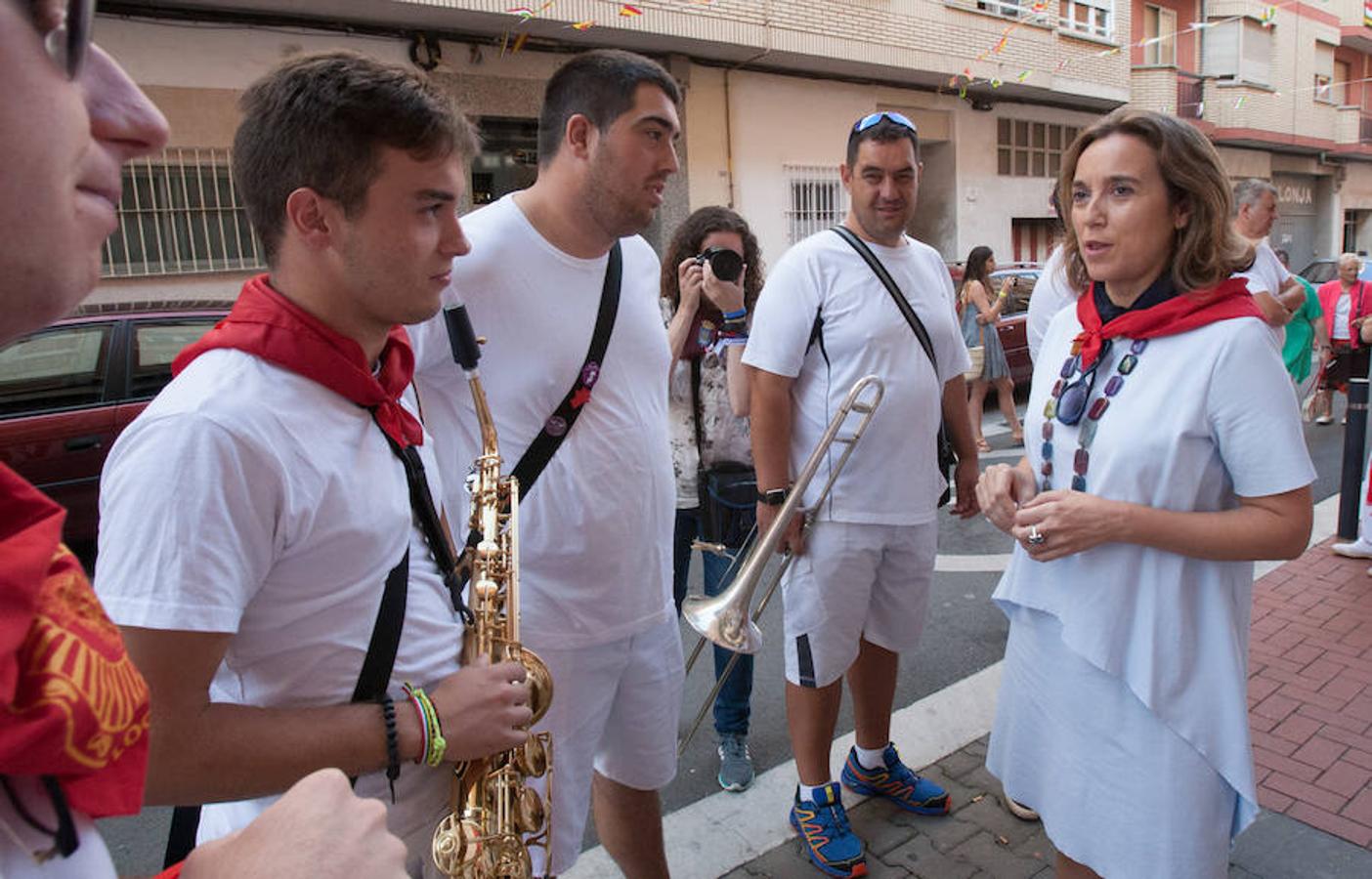 Representantes municipales acompañados por los vendimiadores han acudido esta mañana a saludar a los chamizos de las peñas. No han desaprovechado la oportunidad de echar un trago y exhibir destreza con el porrón.