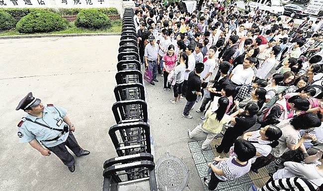 Cientos de estudiantes chinos aguardan para realizar la prueba de acceso a la Universidad en Hefei. 