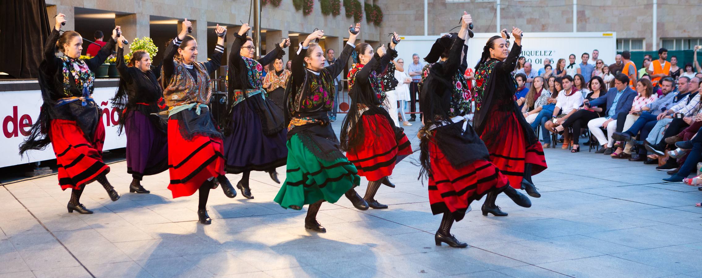 Este es uno de los actos populares de las fiestas de San Mateo, en el que se busca que diferentes personalidades riojanas protagonicen un acto similar al institucional que se desarrolla el 21 de septiembre 
