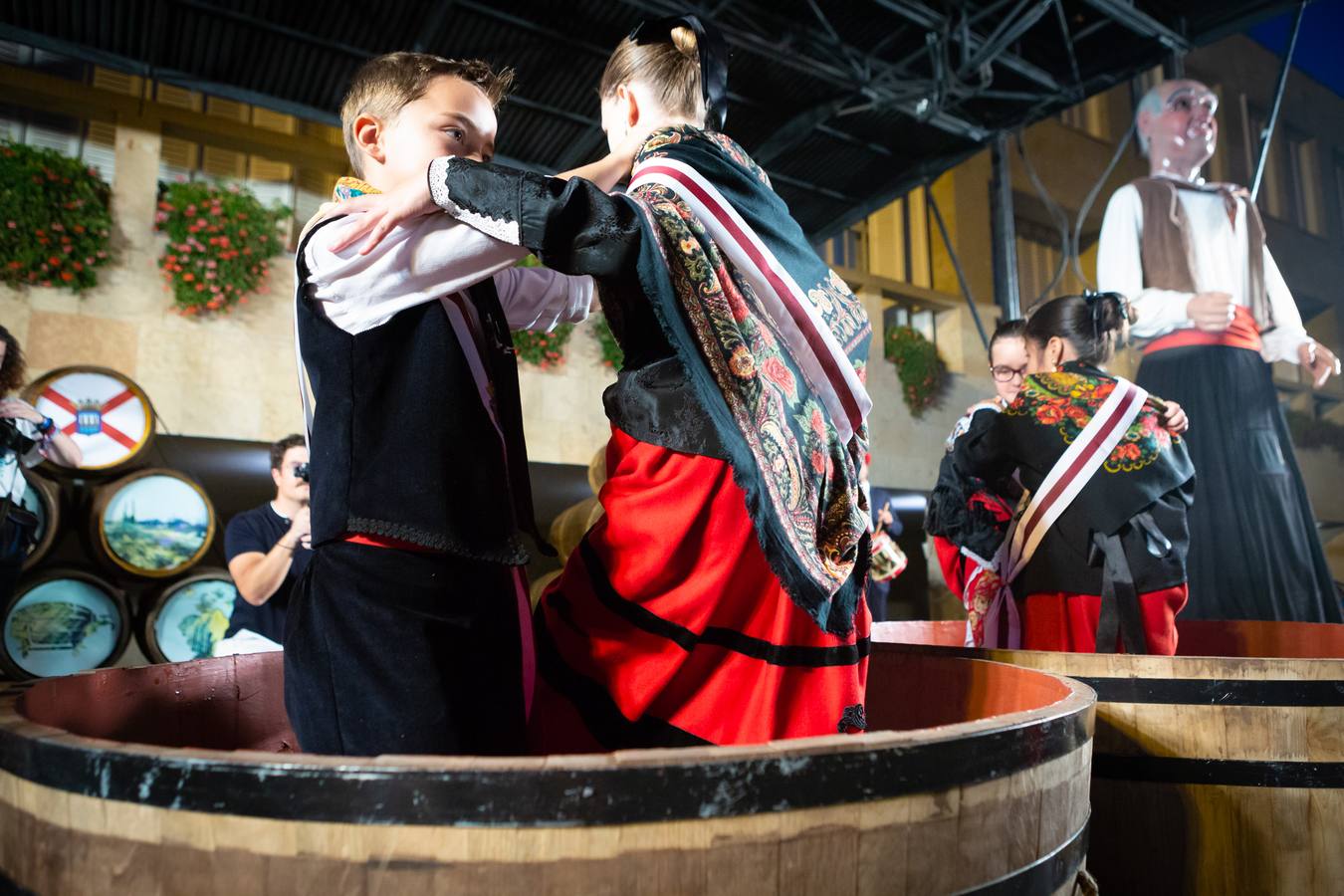 Este es uno de los actos populares de las fiestas de San Mateo, en el que se busca que diferentes personalidades riojanas protagonicen un acto similar al institucional que se desarrolla el 21 de septiembre 