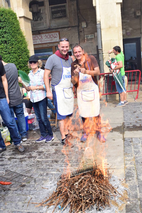 Festival de chuletillas asadas en la Plaza del Mercado con motivo de la Semana Gastronómica que se está celebrando a lo largo de las fiestas de San Mateo.