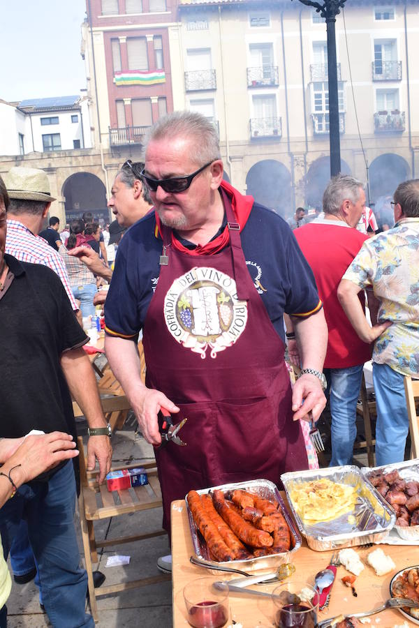 Festival de chuletillas asadas en la Plaza del Mercado con motivo de la Semana Gastronómica que se está celebrando a lo largo de las fiestas de San Mateo.