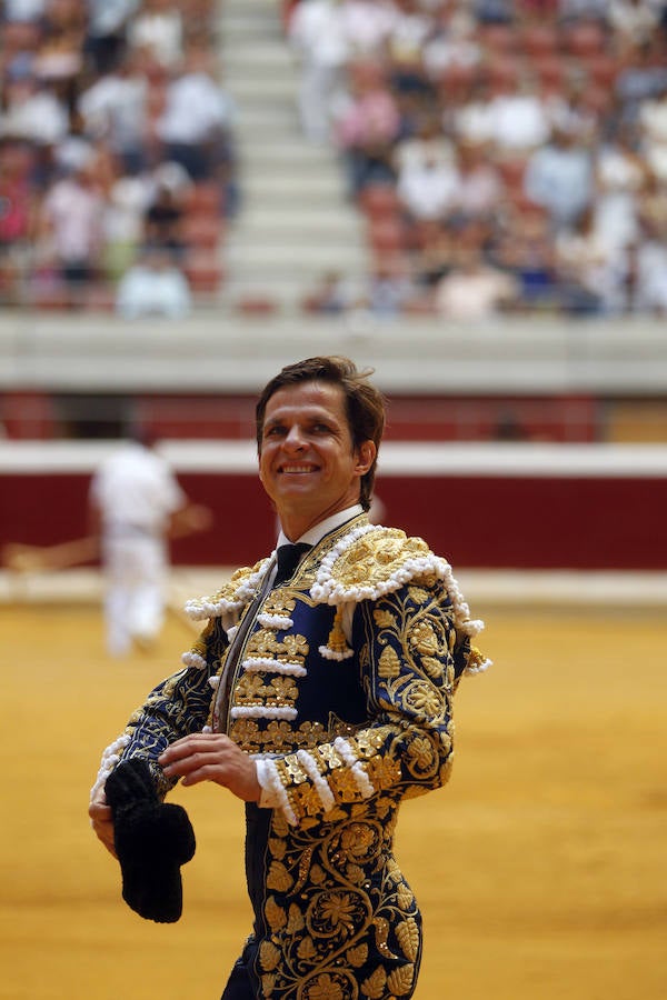 Se cumplió la máxima. Todos esperaban más de la corrida de toros de este viernes en La Ribera. El mano a mano entre El Juli y Diego Urdiales acabó con dos orejas que no contentaron a un personal deseoso, una vez más, de ver faena.