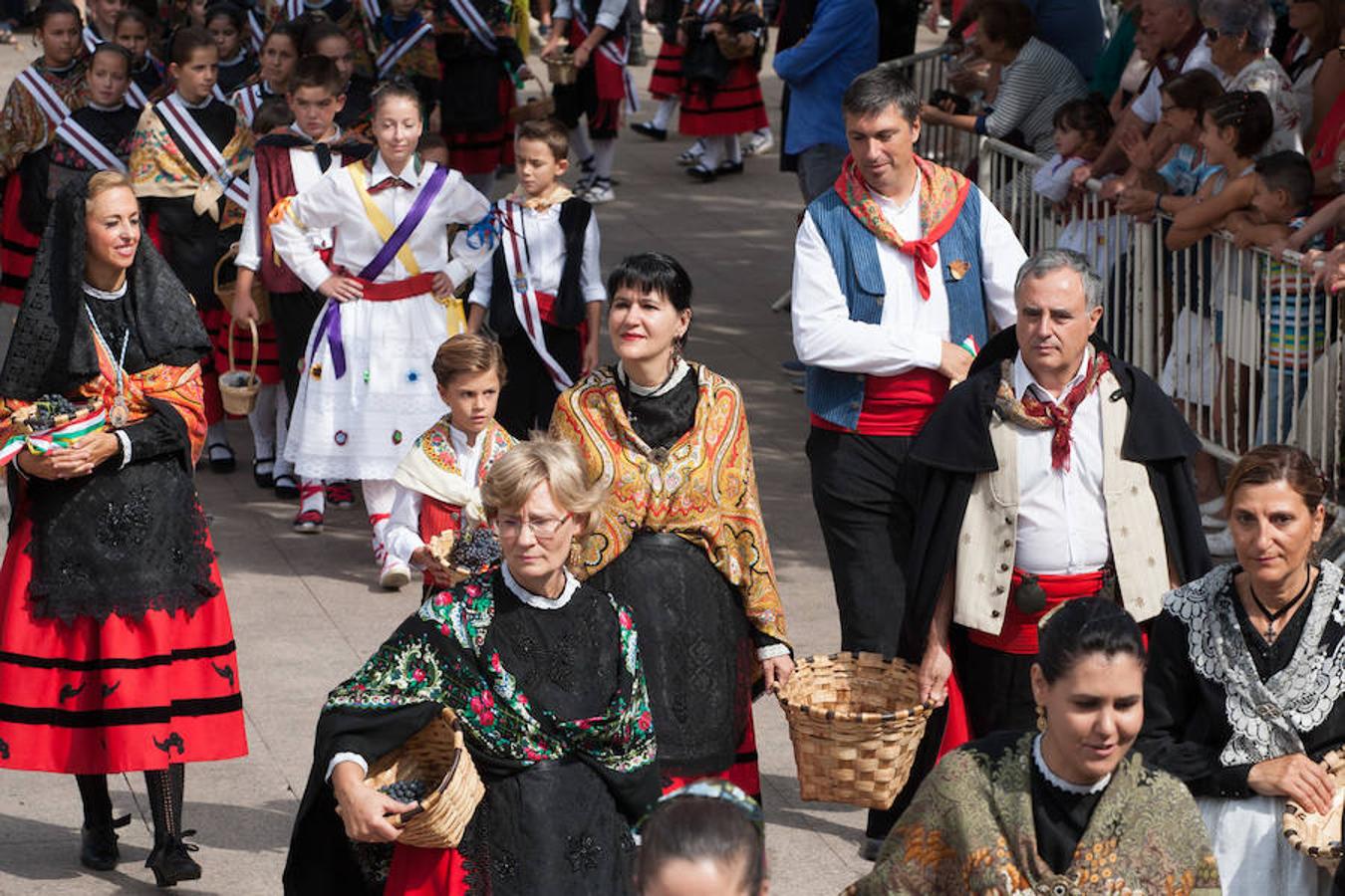 Dïa de San Mateo. Día grande en la ciudad con la ofrenda del primer mosto. El pisado y la posterior ofrenda del primer caldo a la virgen de Valvanera ocupó la mañana más institucional en El Espolón.