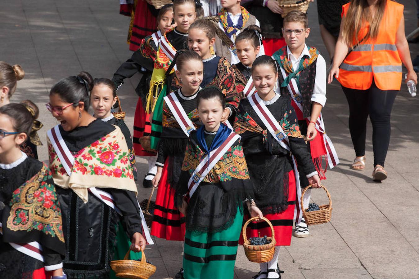 Dïa de San Mateo. Día grande en la ciudad con la ofrenda del primer mosto. El pisado y la posterior ofrenda del primer caldo a la virgen de Valvanera ocupó la mañana más institucional en El Espolón.