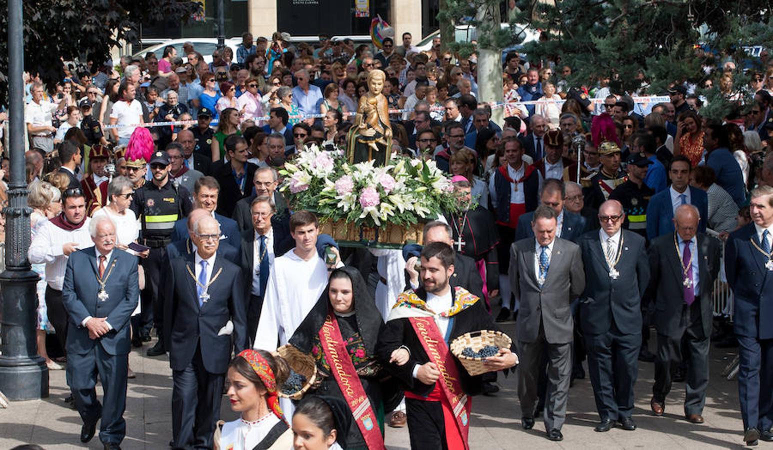 Dïa de San Mateo. Día grande en la ciudad con la ofrenda del primer mosto. El pisado y la posterior ofrenda del primer caldo a la virgen de Valvanera ocupó la mañana más institucional en El Espolón.