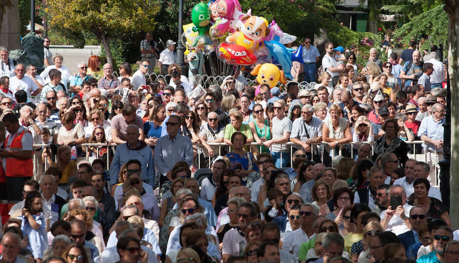 Dïa de San Mateo. Día grande en la ciudad con la ofrenda del primer mosto. El pisado y la posterior ofrenda del primer caldo a la virgen de Valvanera ocupó la mañana más institucional en El Espolón.