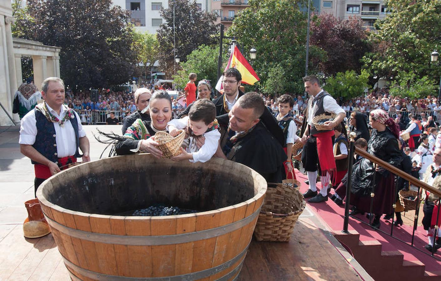 Dïa de San Mateo. Día grande en la ciudad con la ofrenda del primer mosto. El pisado y la posterior ofrenda del primer caldo a la virgen de Valvanera ocupó la mañana más institucional en El Espolón.