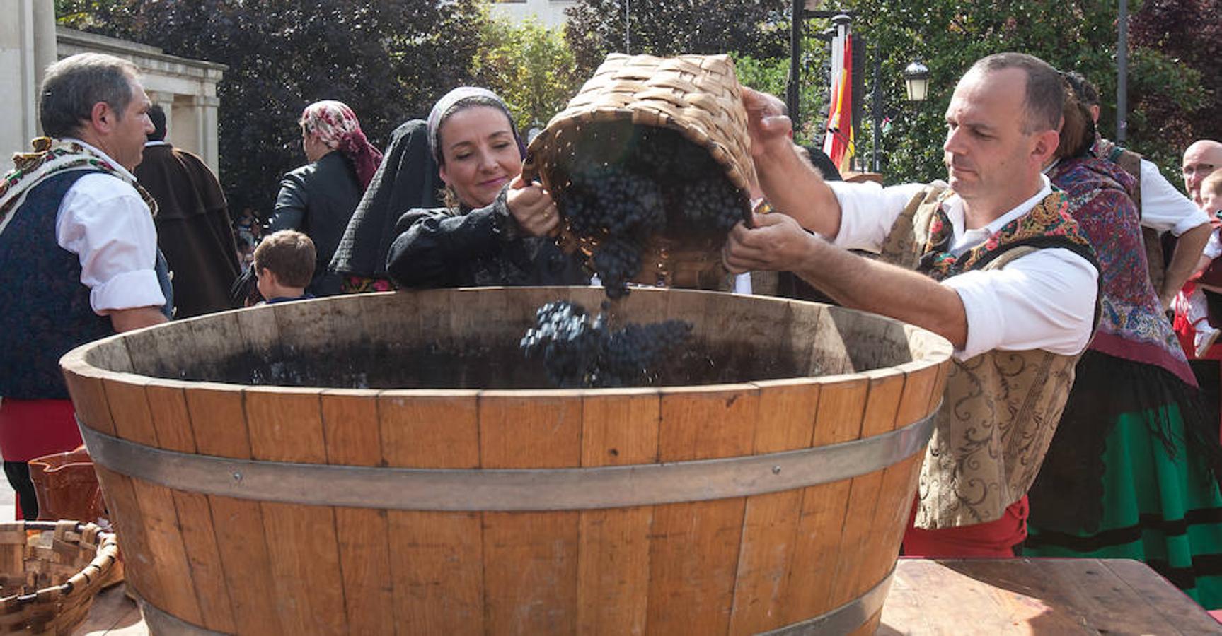 Dïa de San Mateo. Día grande en la ciudad con la ofrenda del primer mosto. El pisado y la posterior ofrenda del primer caldo a la virgen de Valvanera ocupó la mañana más institucional en El Espolón.