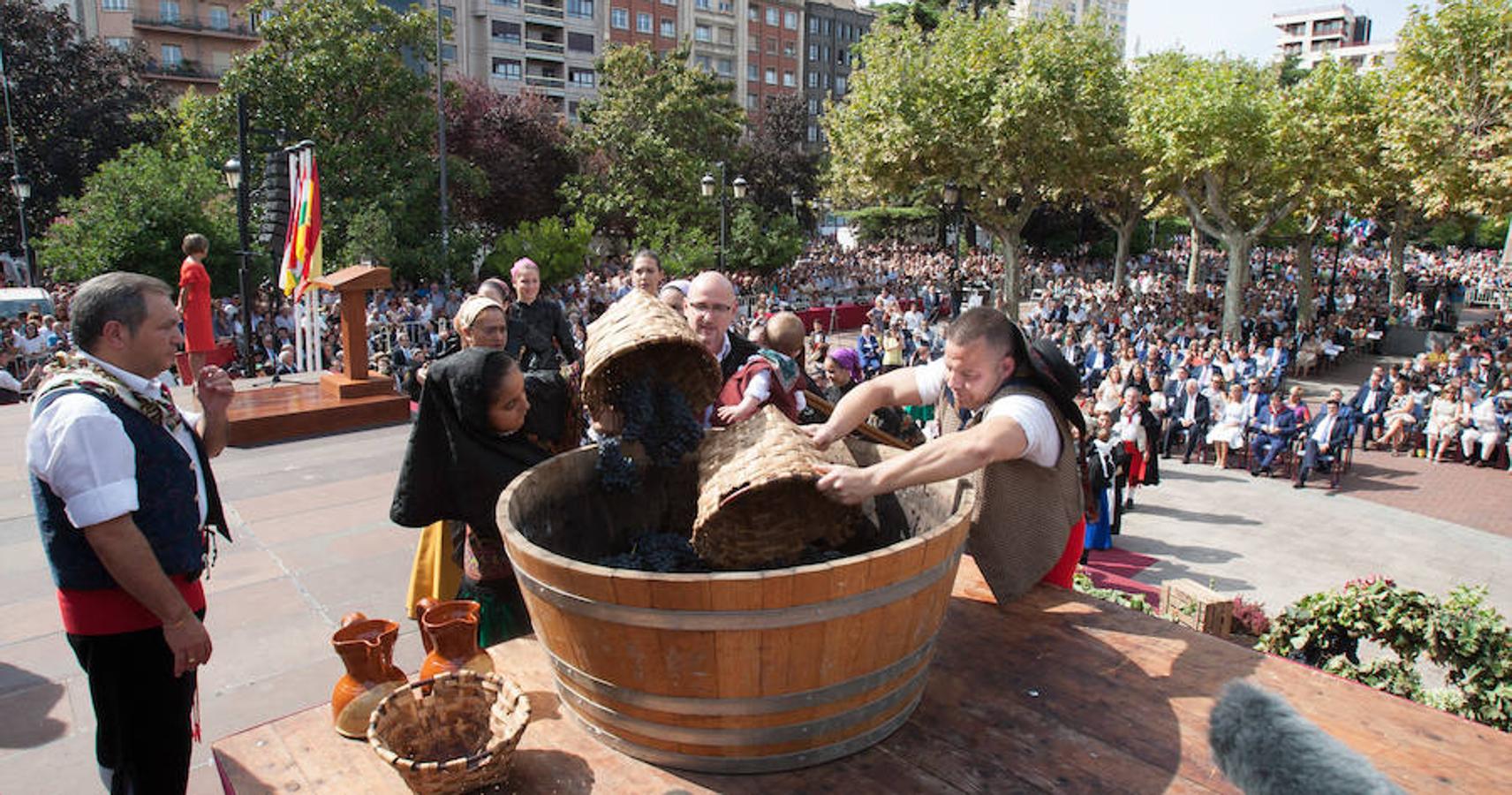 Dïa de San Mateo. Día grande en la ciudad con la ofrenda del primer mosto. El pisado y la posterior ofrenda del primer caldo a la virgen de Valvanera ocupó la mañana más institucional en El Espolón.