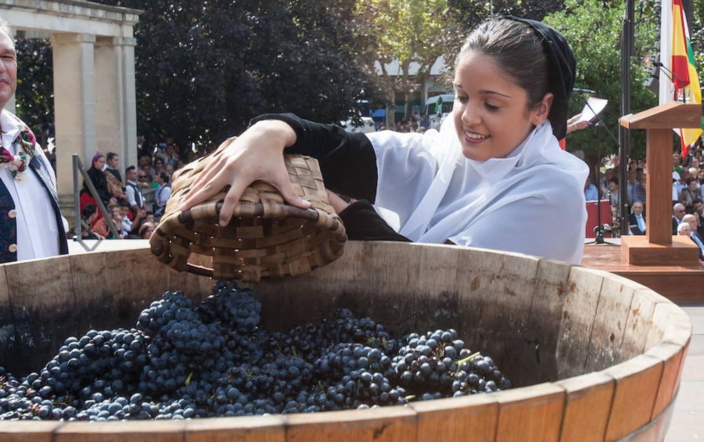 Dïa de San Mateo. Día grande en la ciudad con la ofrenda del primer mosto. El pisado y la posterior ofrenda del primer caldo a la virgen de Valvanera ocupó la mañana más institucional en El Espolón.