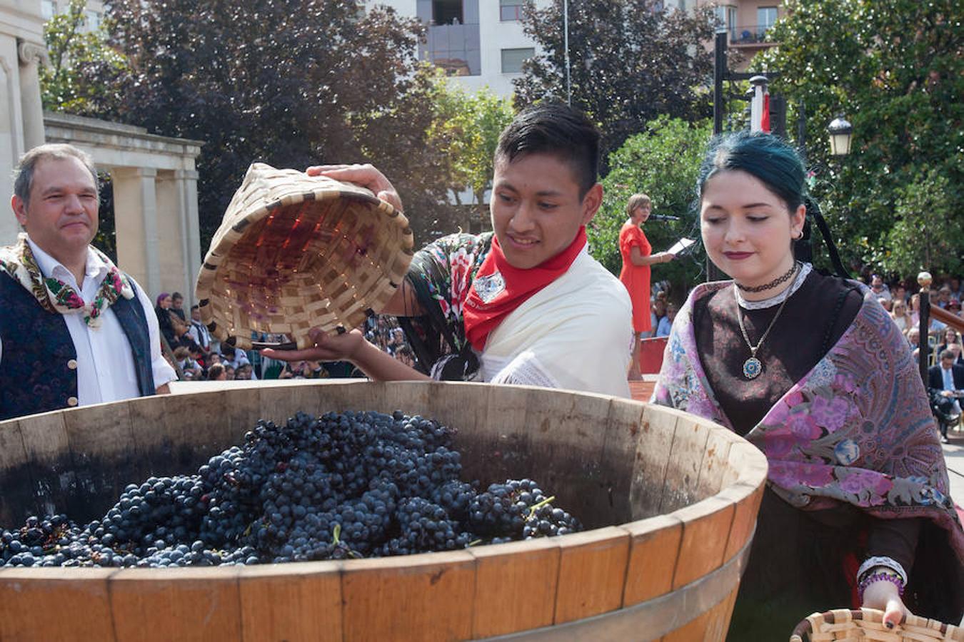 Dïa de San Mateo. Día grande en la ciudad con la ofrenda del primer mosto. El pisado y la posterior ofrenda del primer caldo a la virgen de Valvanera ocupó la mañana más institucional en El Espolón.