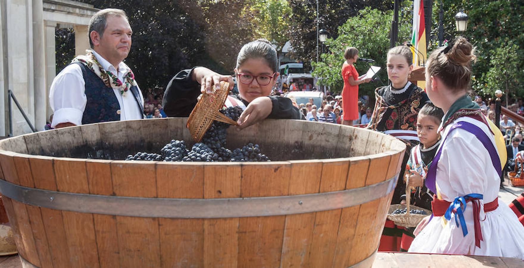 Dïa de San Mateo. Día grande en la ciudad con la ofrenda del primer mosto. El pisado y la posterior ofrenda del primer caldo a la virgen de Valvanera ocupó la mañana más institucional en El Espolón.