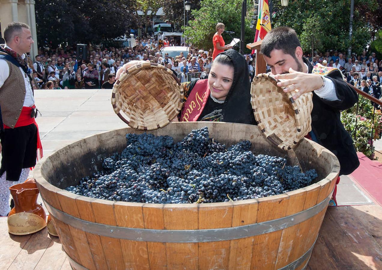 Dïa de San Mateo. Día grande en la ciudad con la ofrenda del primer mosto. El pisado y la posterior ofrenda del primer caldo a la virgen de Valvanera ocupó la mañana más institucional en El Espolón.