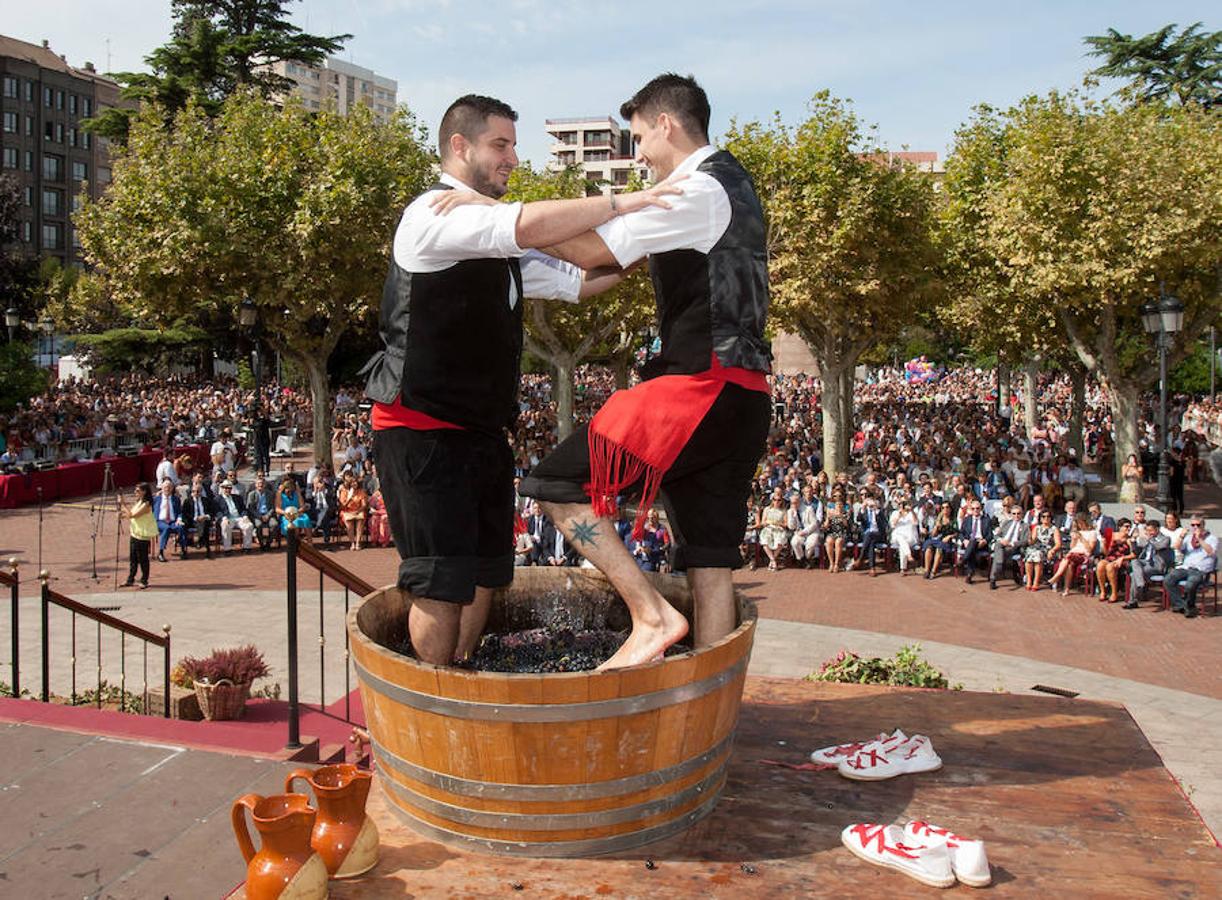 Dïa de San Mateo. Día grande en la ciudad con la ofrenda del primer mosto. El pisado y la posterior ofrenda del primer caldo a la virgen de Valvanera ocupó la mañana más institucional en El Espolón.