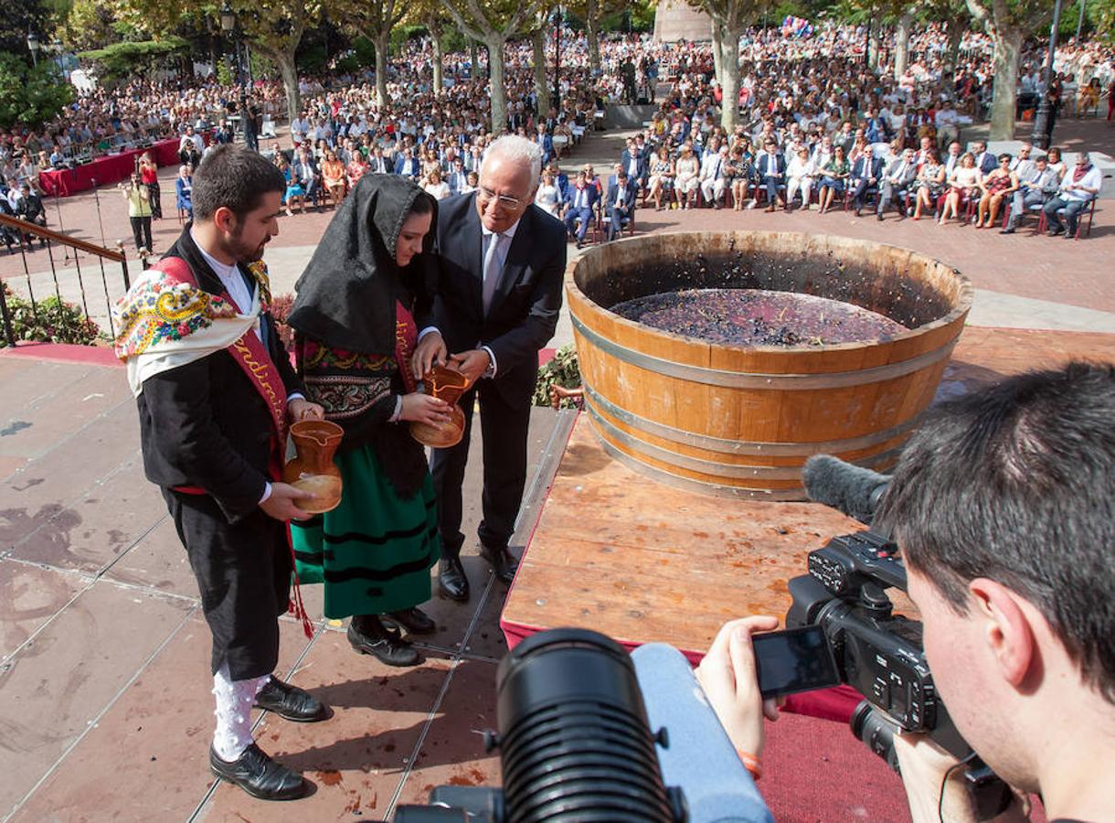 Dïa de San Mateo. Día grande en la ciudad con la ofrenda del primer mosto. El pisado y la posterior ofrenda del primer caldo a la virgen de Valvanera ocupó la mañana más institucional en El Espolón.