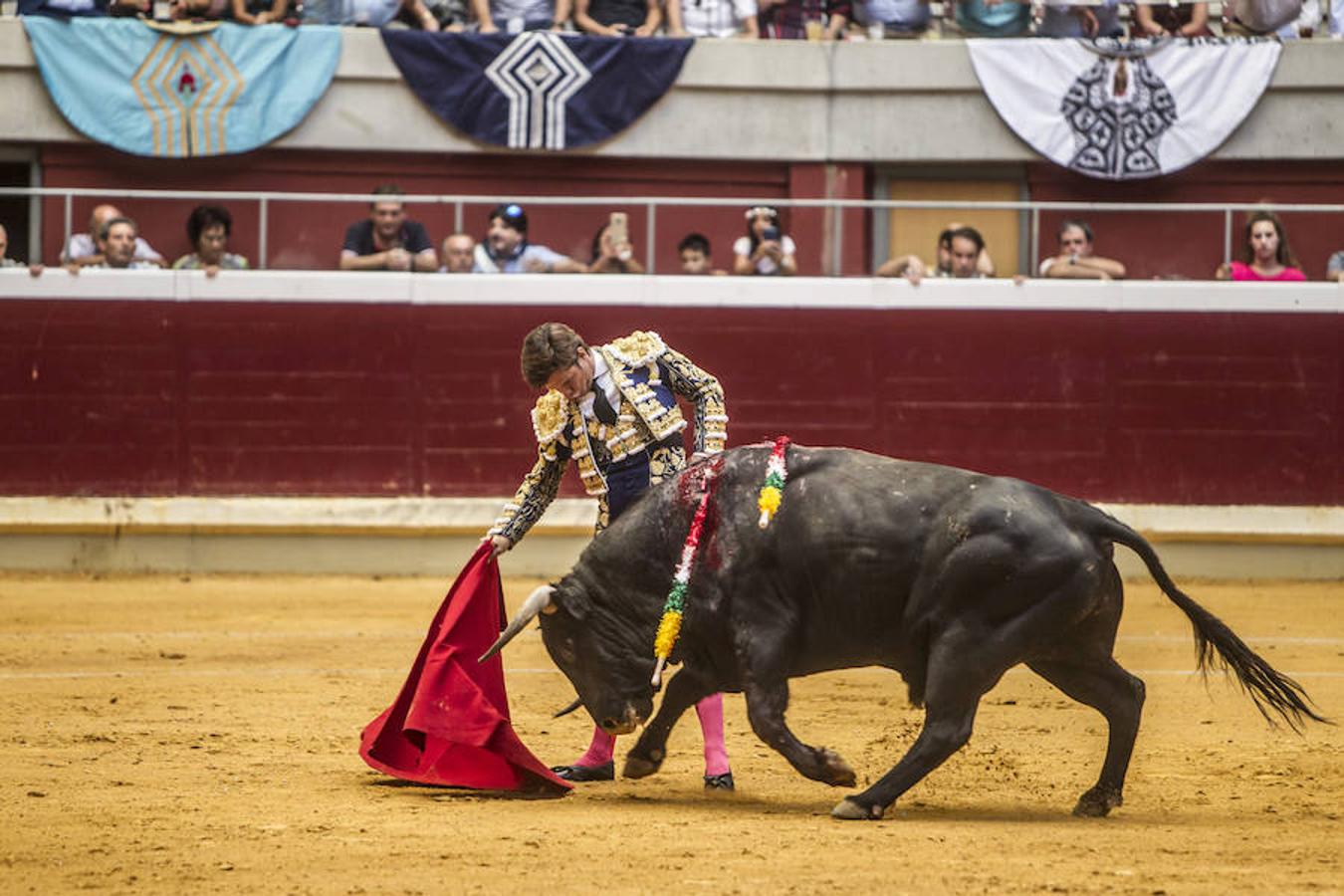 Se cumplió la máxima. Todos esperaban más de la corrida de toros de este viernes en La Ribera. El mano a mano entre El Juli y Diego Urdiales acabó con dos orejas que no contentaron a un personal deseoso, una vez más, de ver faena.