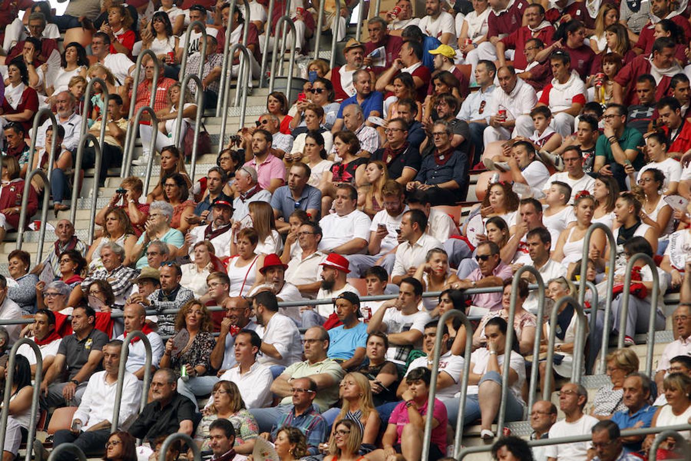 Se cumplió la máxima. Todos esperaban más de la corrida de toros de este viernes en La Ribera. El mano a mano entre El Juli y Diego Urdiales acabó con dos orejas que no contentaron a un personal deseoso, una vez más, de ver faena.