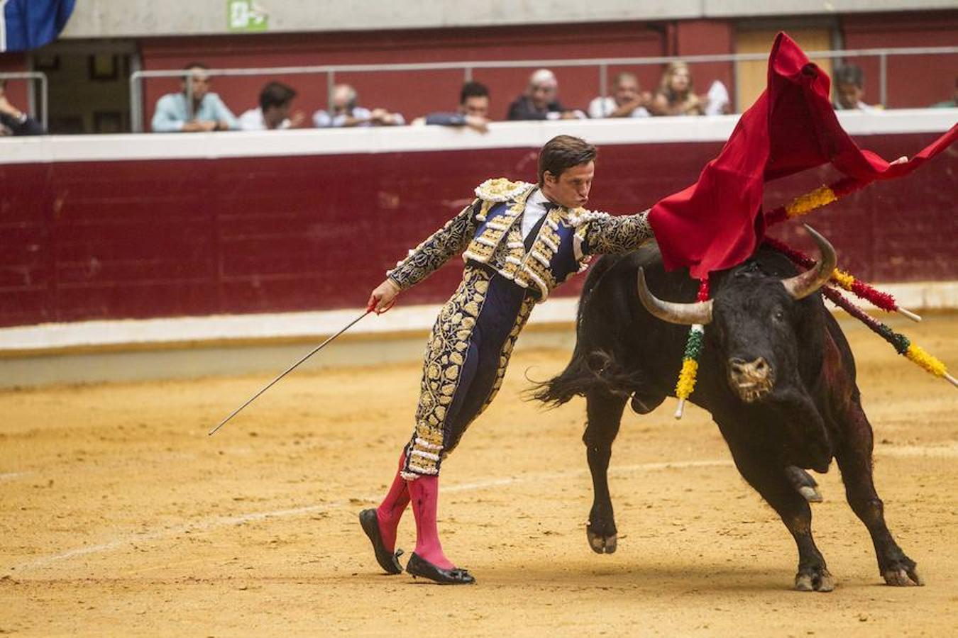 Se cumplió la máxima. Todos esperaban más de la corrida de toros de este viernes en La Ribera. El mano a mano entre El Juli y Diego Urdiales acabó con dos orejas que no contentaron a un personal deseoso, una vez más, de ver faena.