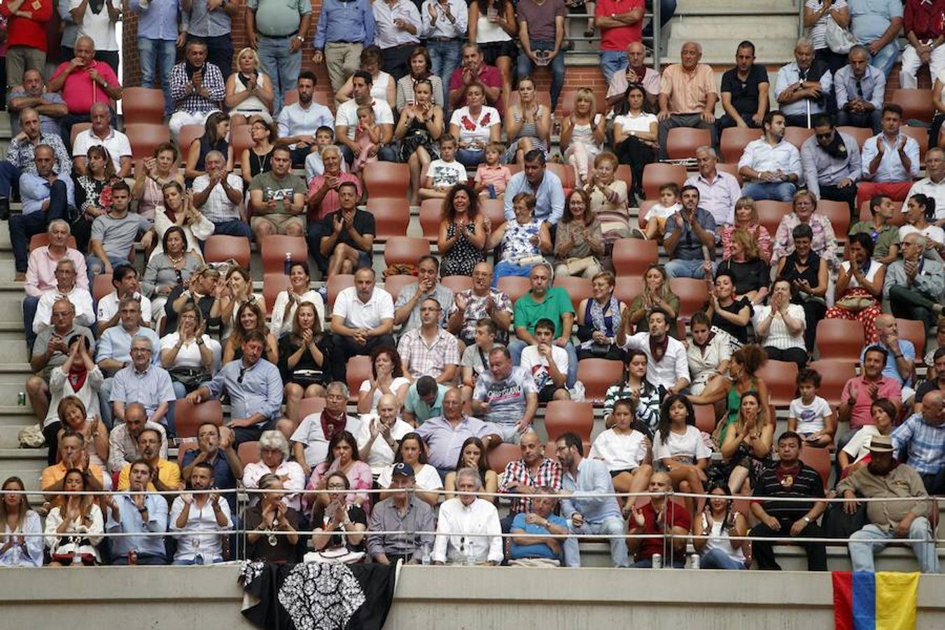 Se cumplió la máxima. Todos esperaban más de la corrida de toros de este viernes en La Ribera. El mano a mano entre El Juli y Diego Urdiales acabó con dos orejas que no contentaron a un personal deseoso, una vez más, de ver faena.